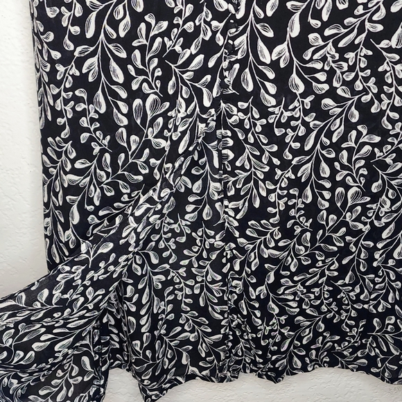 J. Jill Black and White Midi Skirt, A Line Sz XS Floral w Elastic Waist and Slit - Picture 6 of 13